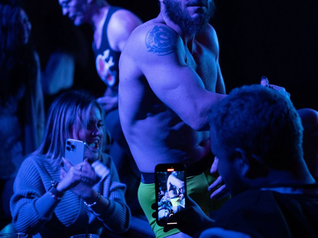 audience reaction 01 of Los Angeles male strippers at Los Globos - The Hollywood Men male strip show Los Angeles