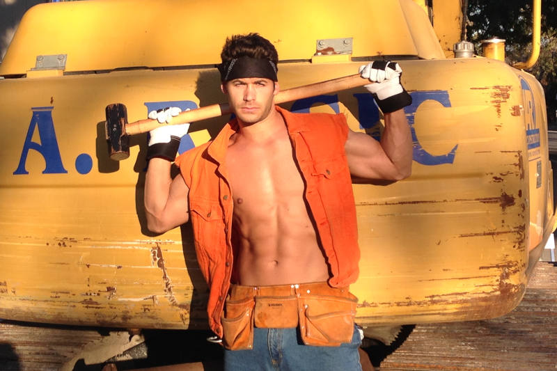 Paolo topless - construction
